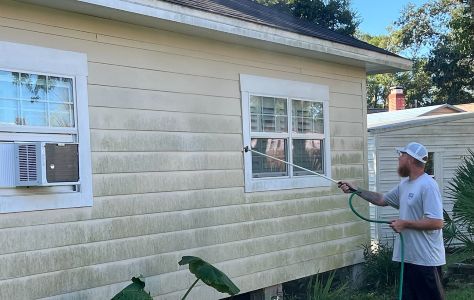 Why Soft Washing Is the Best Way to Clean Vinyl Siding in Florida’s Humid Climate